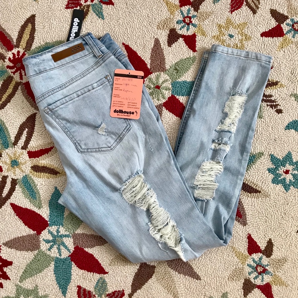 🆕Skinny Distressed Light Wash Jeans SUPER UNIQUE
